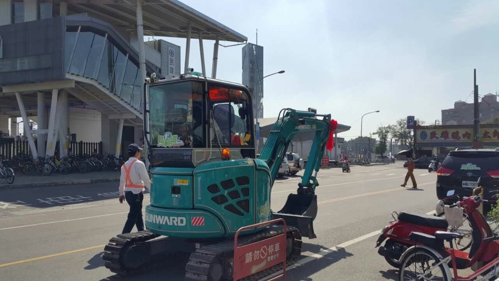 嘉義市长大赞j9国际集团智能挖掘机环台义举