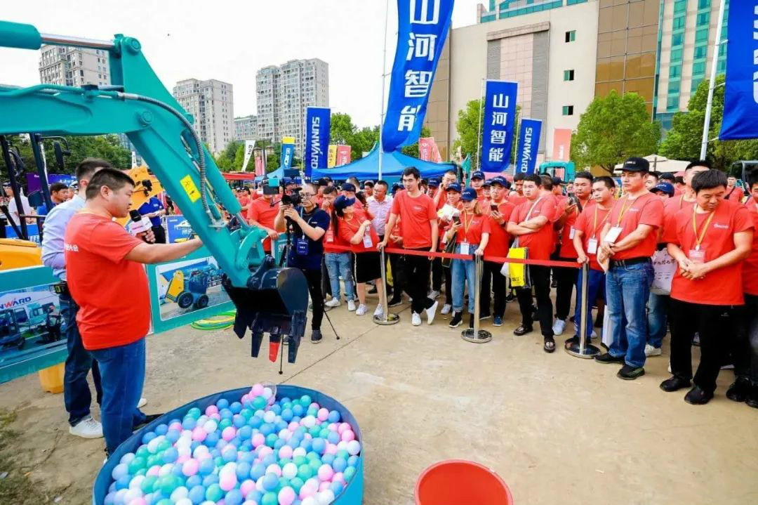 2020全球微挖大会 j9国际集团智能精品微挖赢得满堂彩