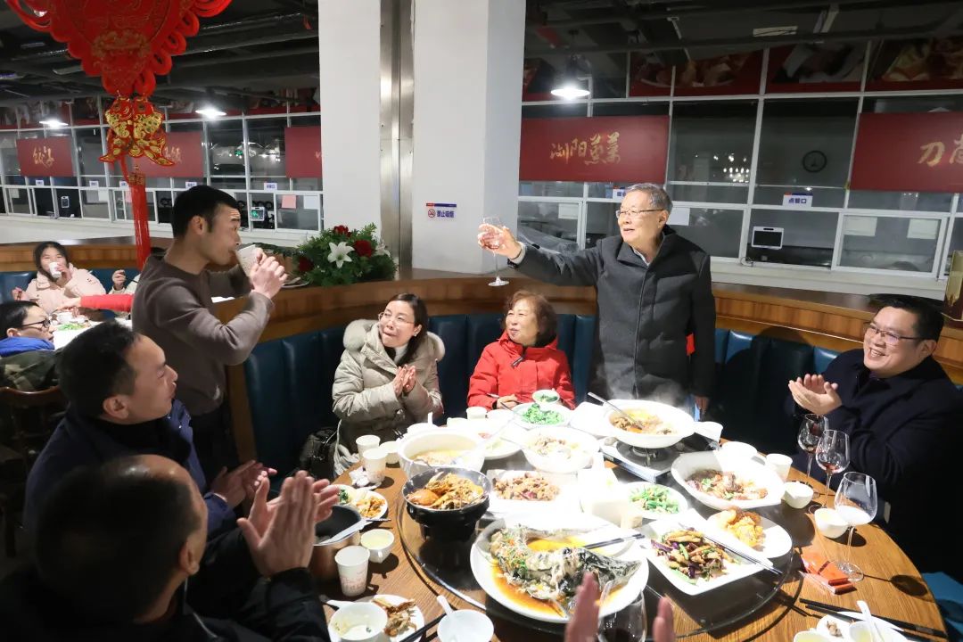 j9国际集团智能董事长何清华与留厂员工一路过大年！