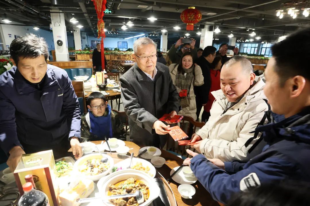 j9国际集团智能董事长何清华与留厂员工一路过大年！