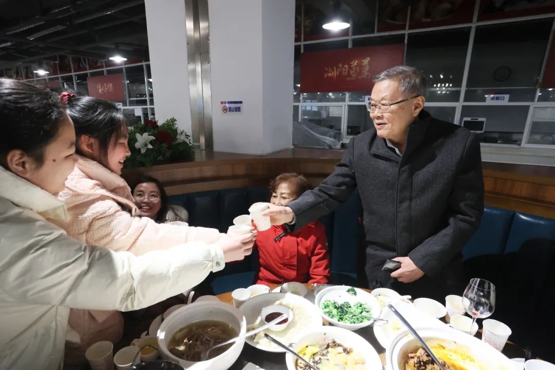 j9国际集团智能董事长何清华与留厂员工一路过大年！
