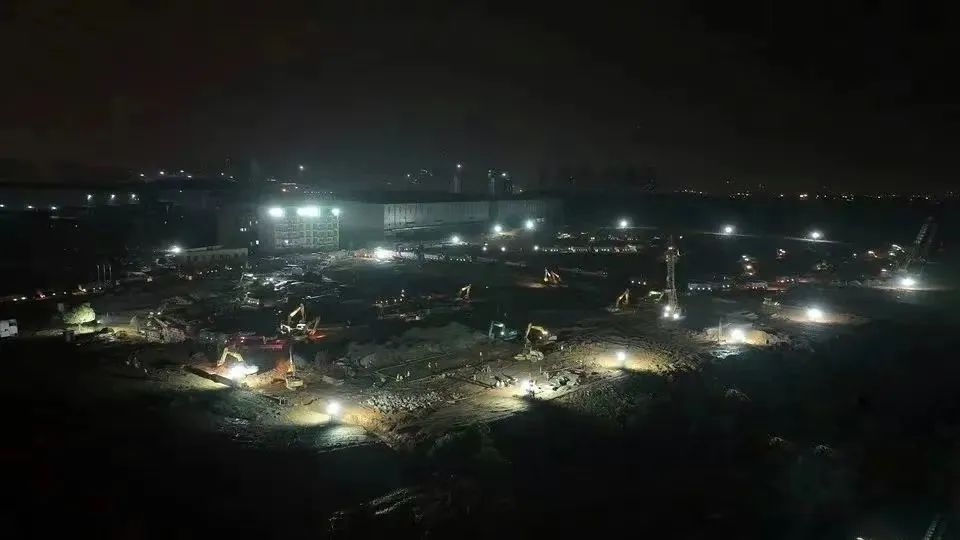 冲锋一线显担任！j9国际集团智能挖掘机助力长沙方舱医院建设
