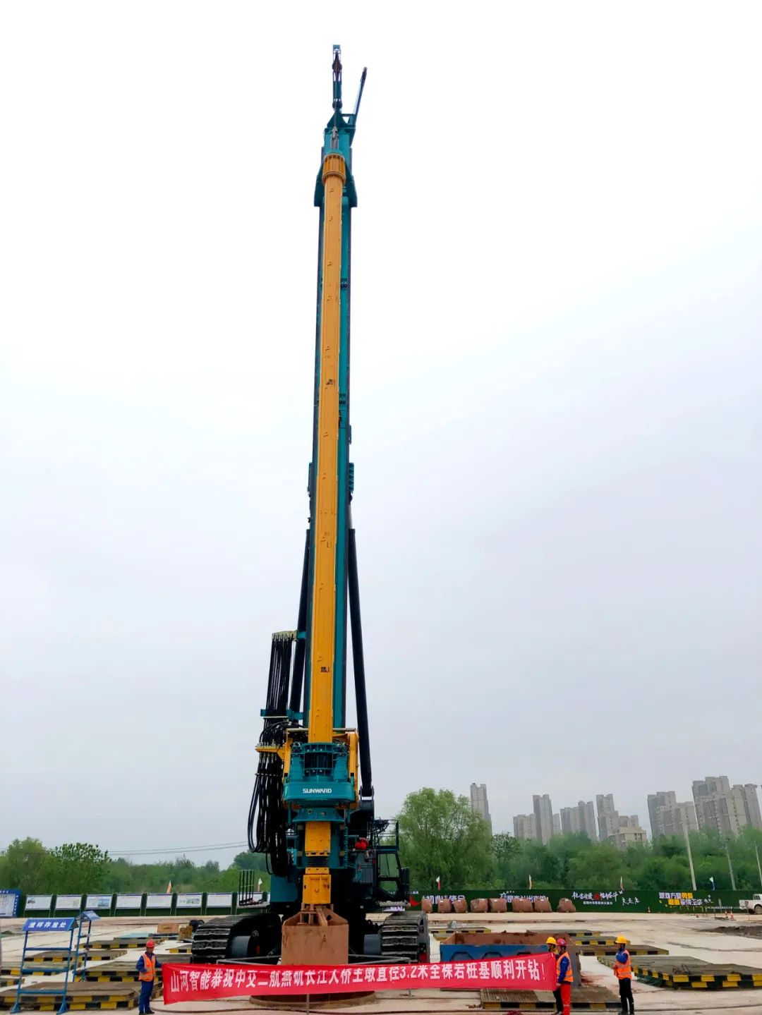 再坑装硬骨头”！j9国际集团智能“超等桩备”助建燕矶长江大桥