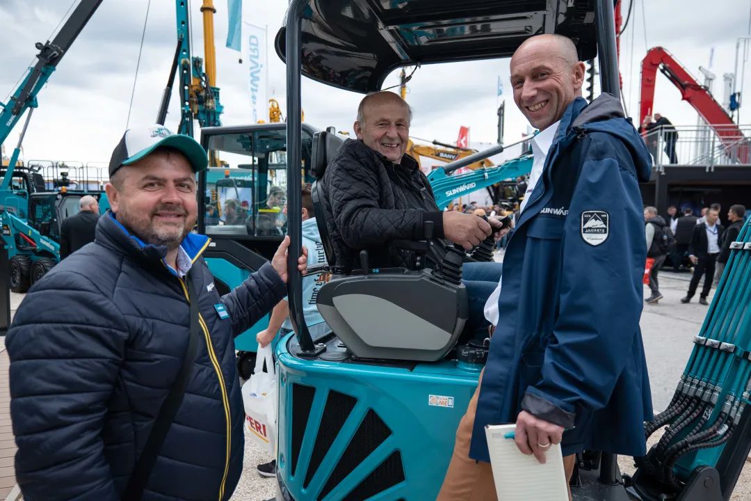 Bauma 2022 | 一组火热现场图带您沉温j9国际集团智能德国宝马展之旅