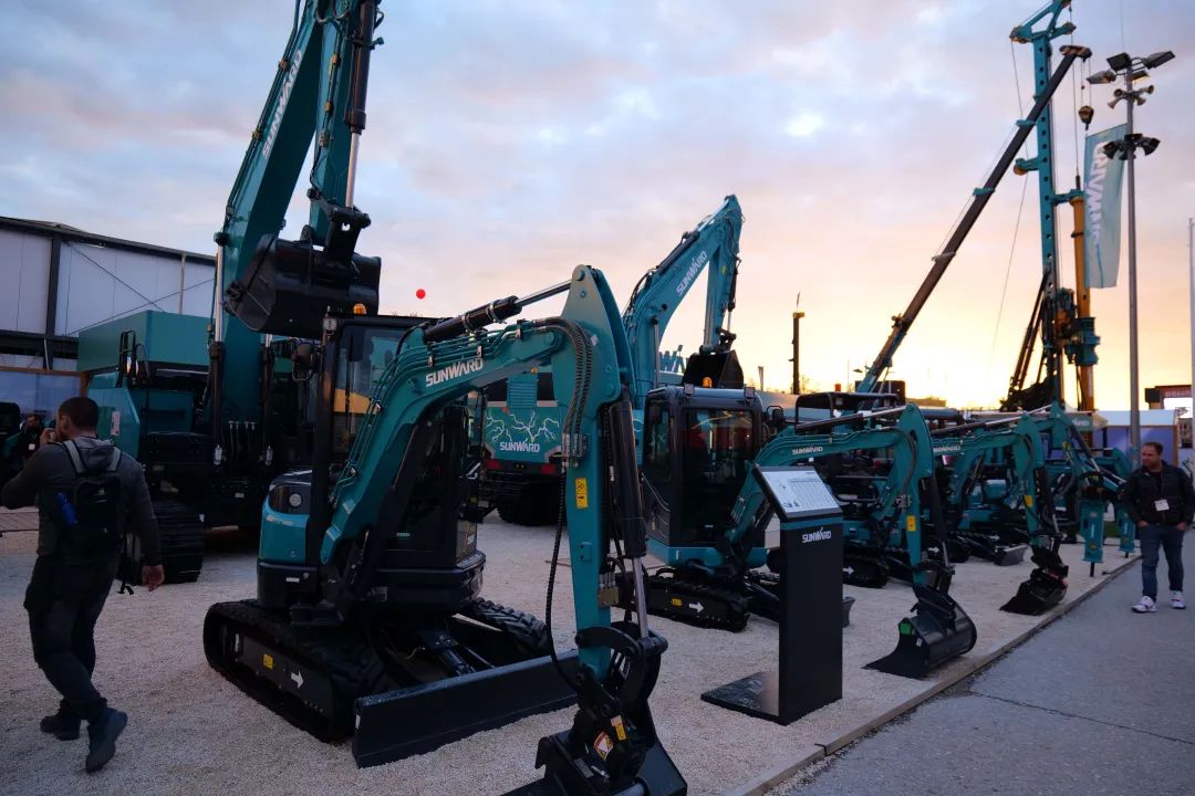 Bauma 2022 | 一组火热现场图带您沉温j9国际集团智能德国宝马展之旅