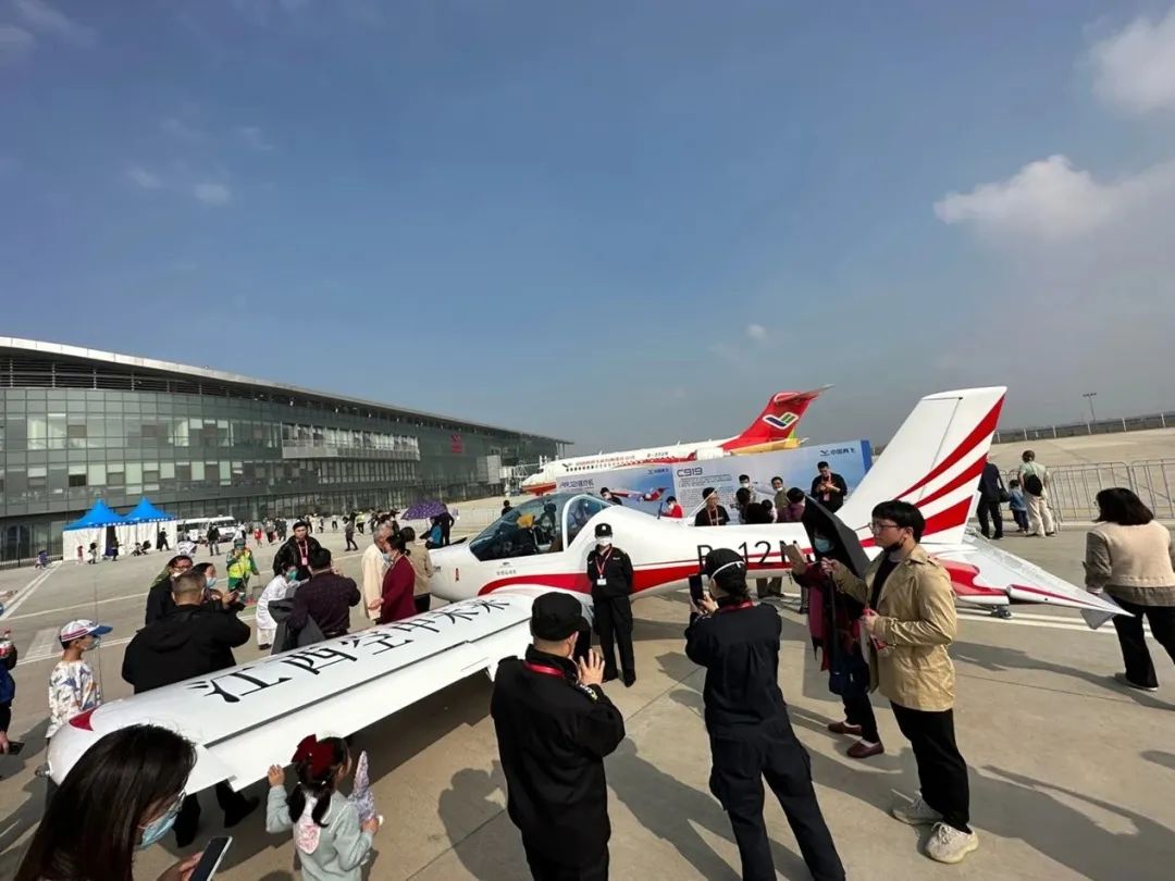 逆势飞舞！j9国际集团航空携手合作同伴亮相2022资阳飞行大会