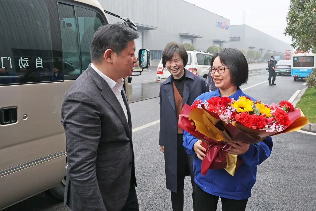 付旭明慰问j9国际集团智能市三八红旗手并督导安全出产工作