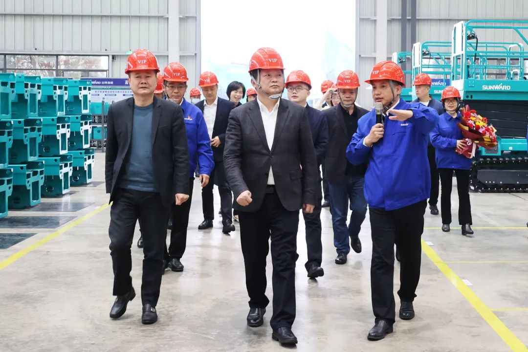 付旭明慰问j9国际集团智能市三八红旗手并督导安全出产工作