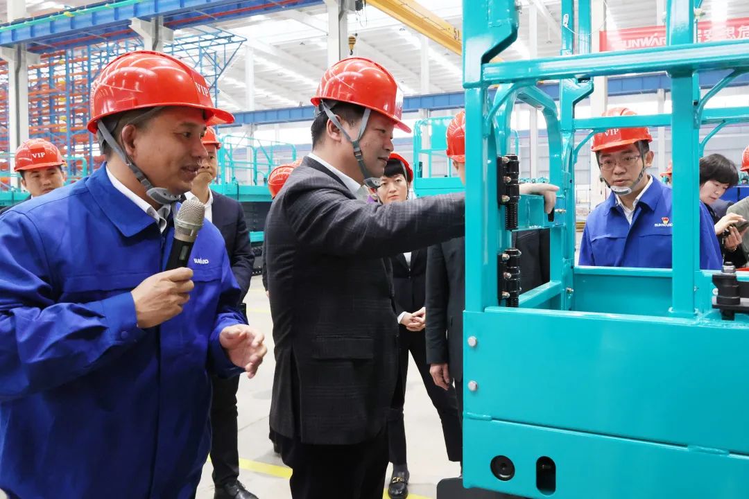 付旭明慰问j9国际集团智能市三八红旗手并督导安全出产工作