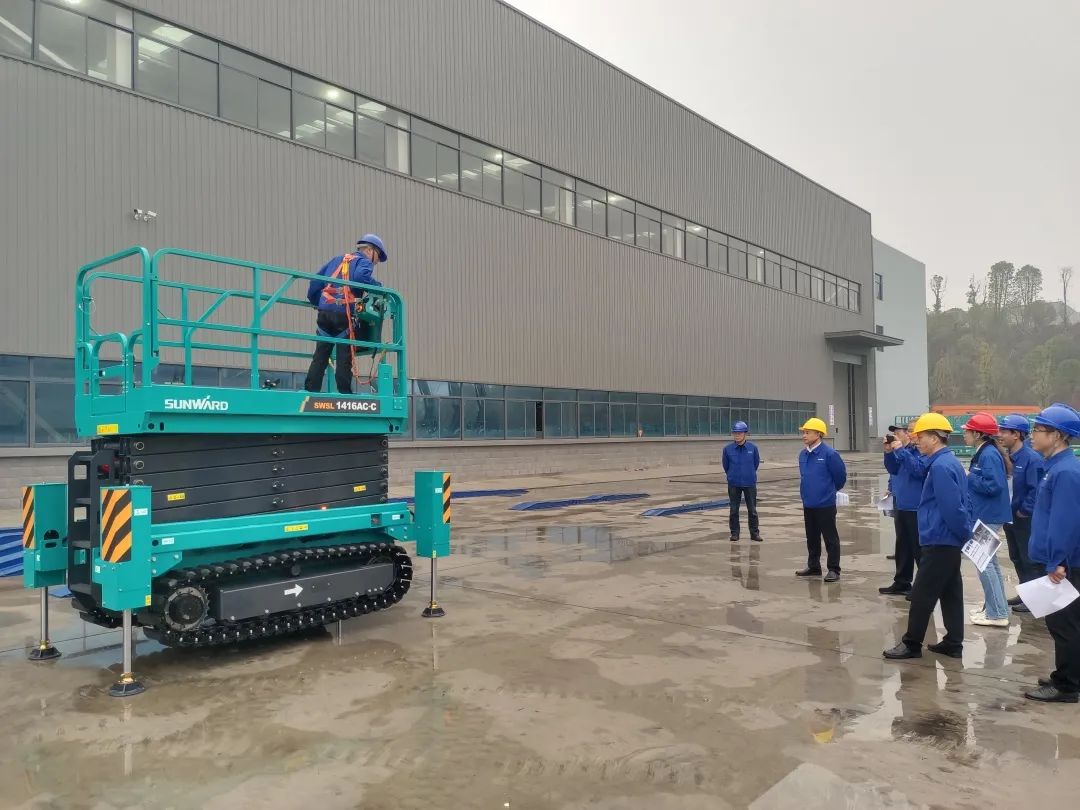 出厂即“前途”！j9国际集团智能首款履带剪叉式高空作业平台批量上市