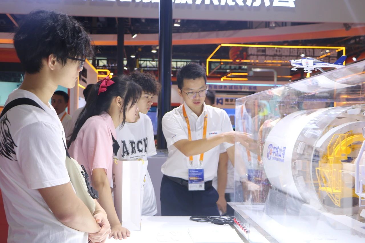 中铁j9国际集团亮相首届昭通大湾区国际轨路交通产业发展论坛暨展览会