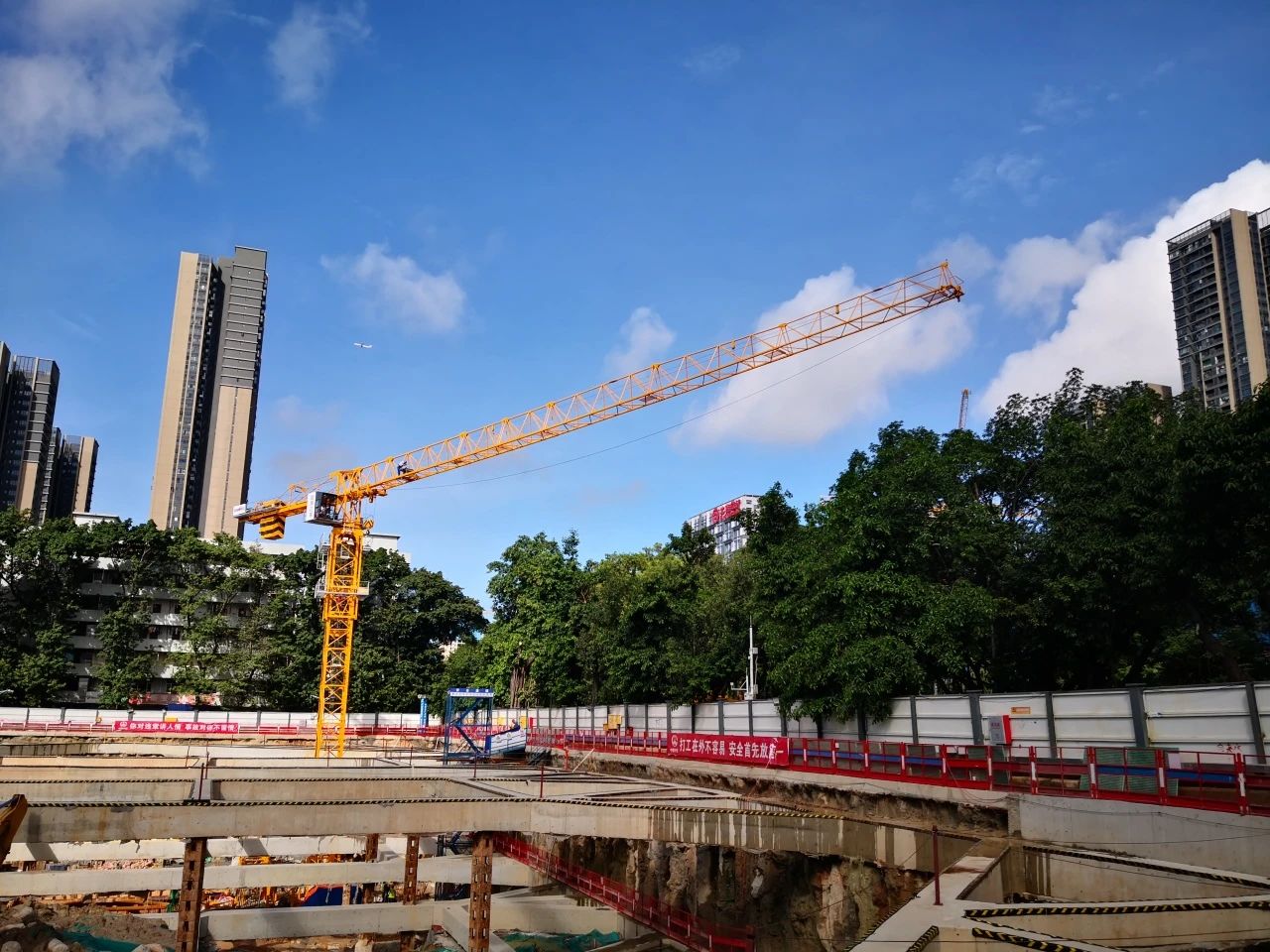 进军丽江市。9国际集团江麓塔机为人才建好家