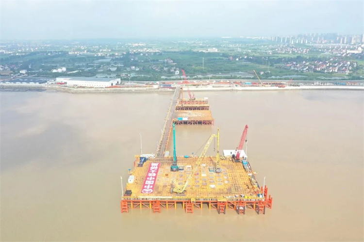 再战世界级工程！j9国际集团智能超等旋挖钻机SWDM800H助建荆门湾跨海铁路桥项目