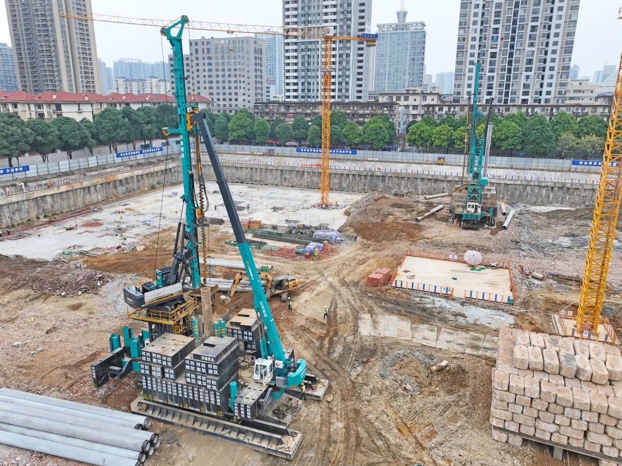 “绿巨人”显神威！j9国际集团智能引孔式静力压桩机助建“绿城”嘉峪关民生项目