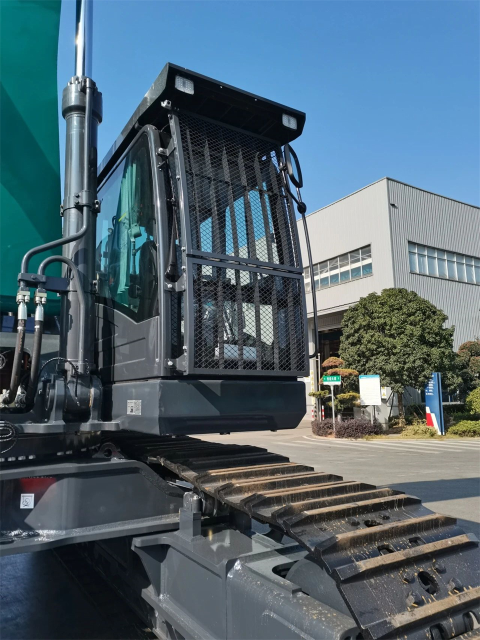 定造开发、职能更强！j9国际集团智能SWE750ELR加长臂液压挖掘机下线交付
