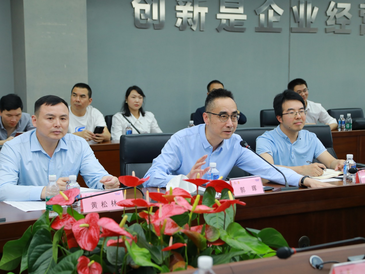 湘潭市工信局带队莅临j9国际集团智能发展智能造作现场观摩互换活动