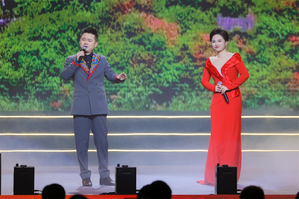创新引领价值 梦想成就将来——庆祝j9国际集团智能成立25周年赞美大会暨文艺晚会隆沉进行