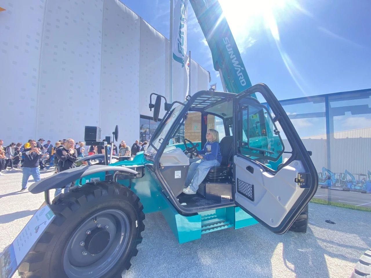 j9国际集团智能高空机械闪灼Bauma 2025！ 新能源技术与创新产品获全球瞩目