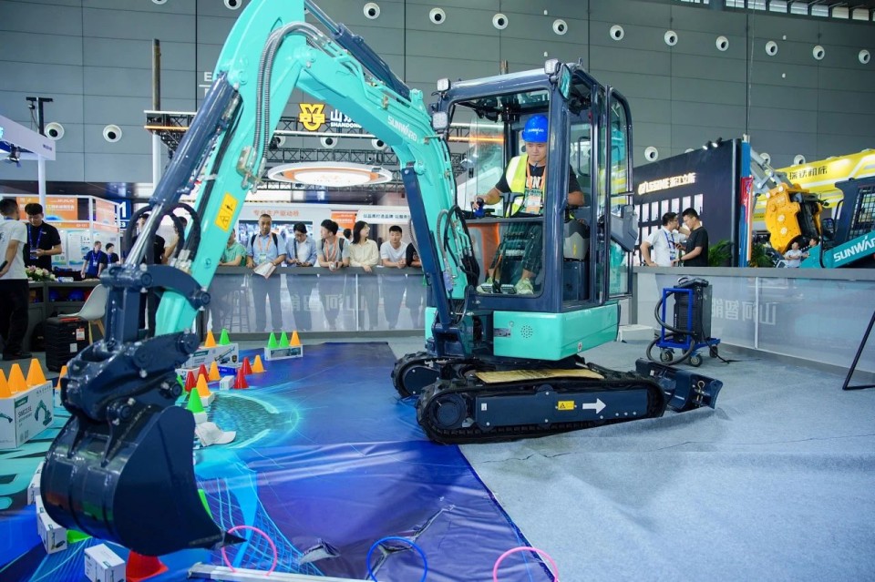 2025 CICEE | 从单一工具迈向多元化解决规划，j9国际集团智能出现非凡挖掘机风采