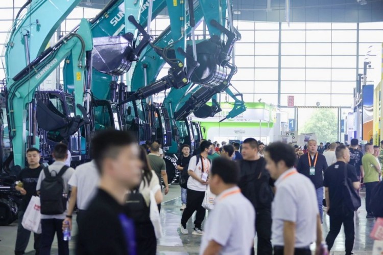 2025 CICEE | 打造极致精品化，j9国际集团智能挖掘机“圈粉”长沙展