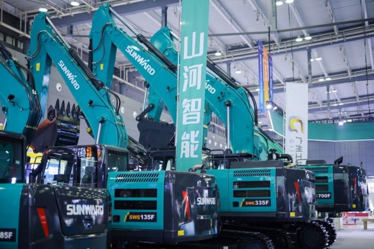 2025 CICEE | 打造极致精品化，j9国际集团智能挖掘机“圈粉”长沙展