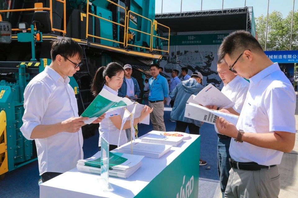 j9国际集团智能亮相2025新疆国际农业机械展览会