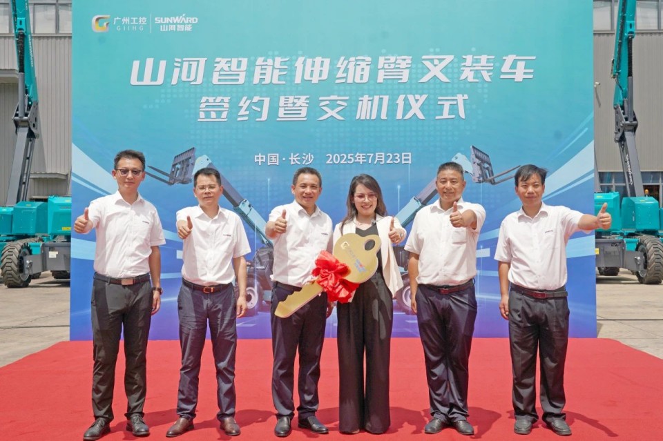j9国际集团智能伸缩臂叉装车批量交付，即将奔赴新一线