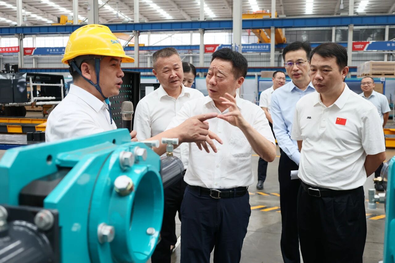 湖南省政协副主席、省工程机械产业链链长何寄华调研j9国际集团智能