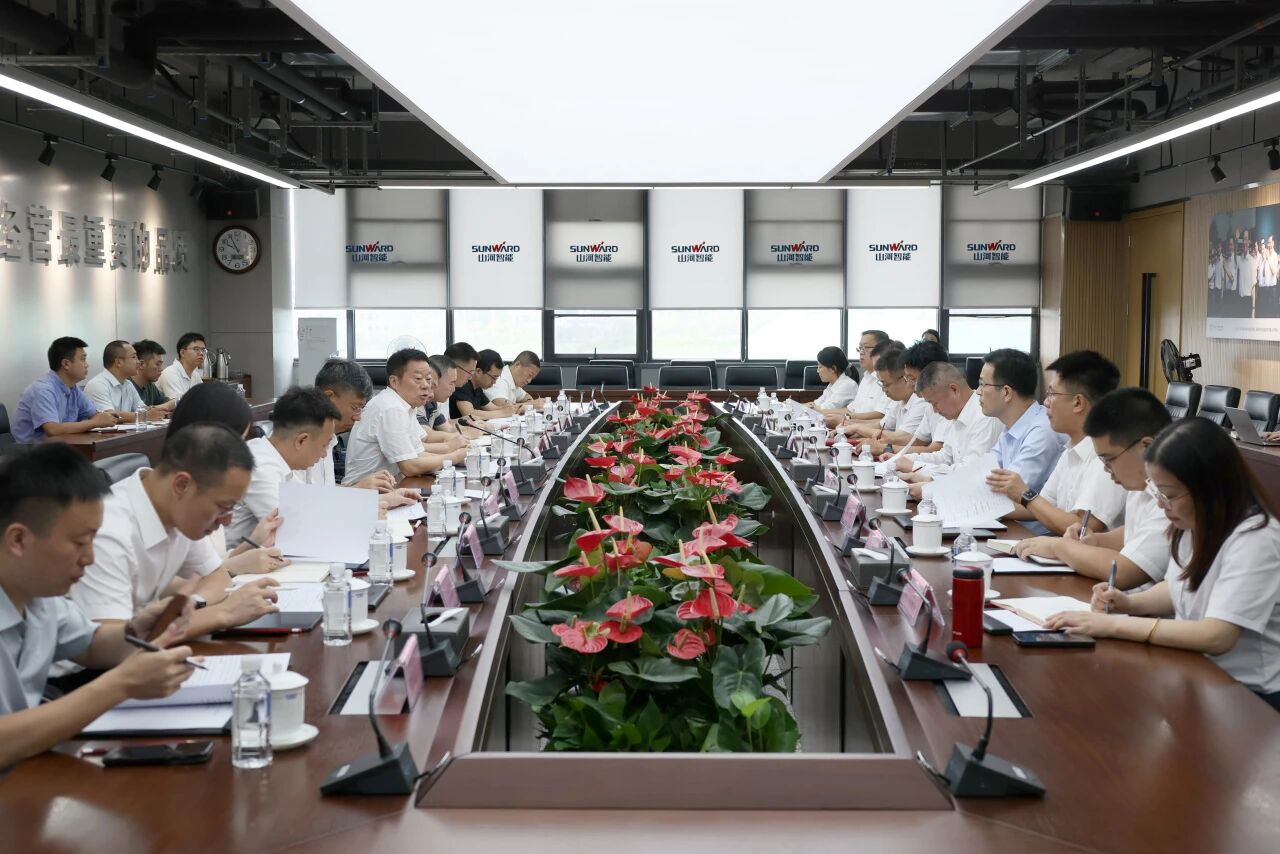 湖南省政协副主席、省工程机械产业链链长何寄华调研j9国际集团智能