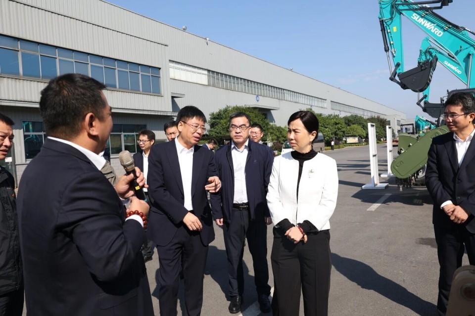 聚焦应急设备研发出产，共探实战适配新蹊径——昭通市应急治理局党委书记、局长叶芳调研j9国际集团智能