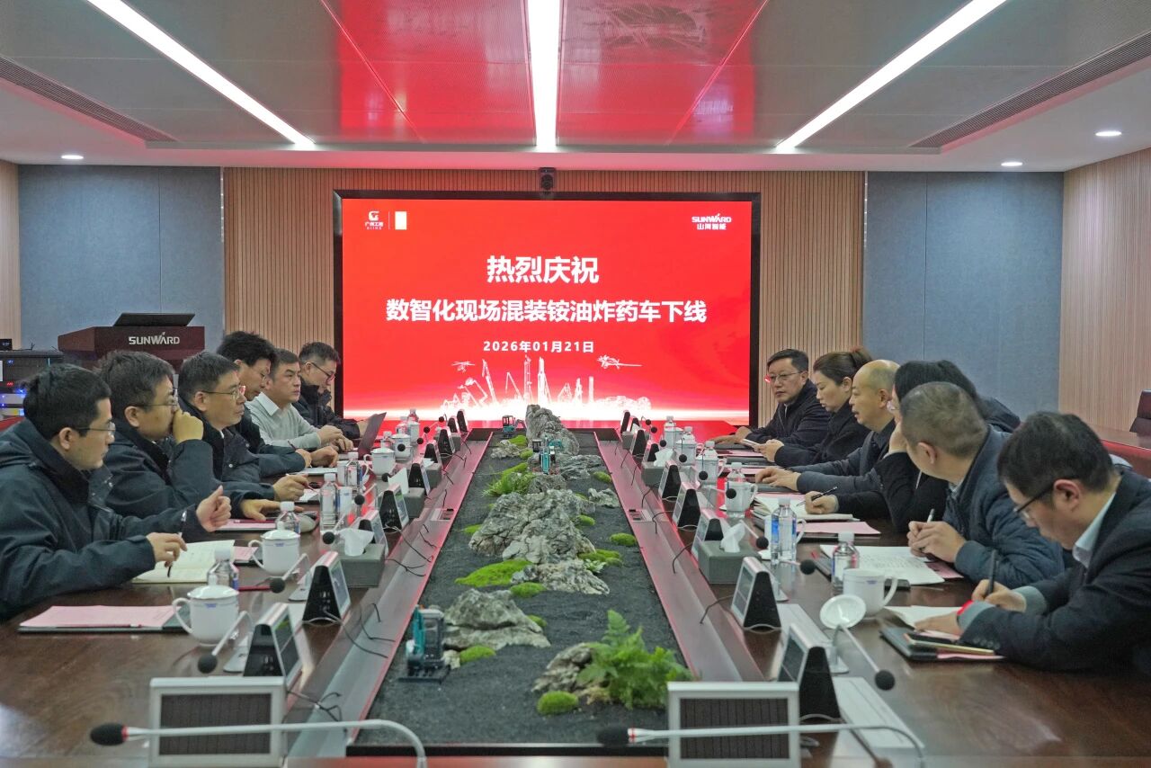 数智化现场混字油火药车下线！j9国际集团智能与易普力携手共筑智能矿山新篇章