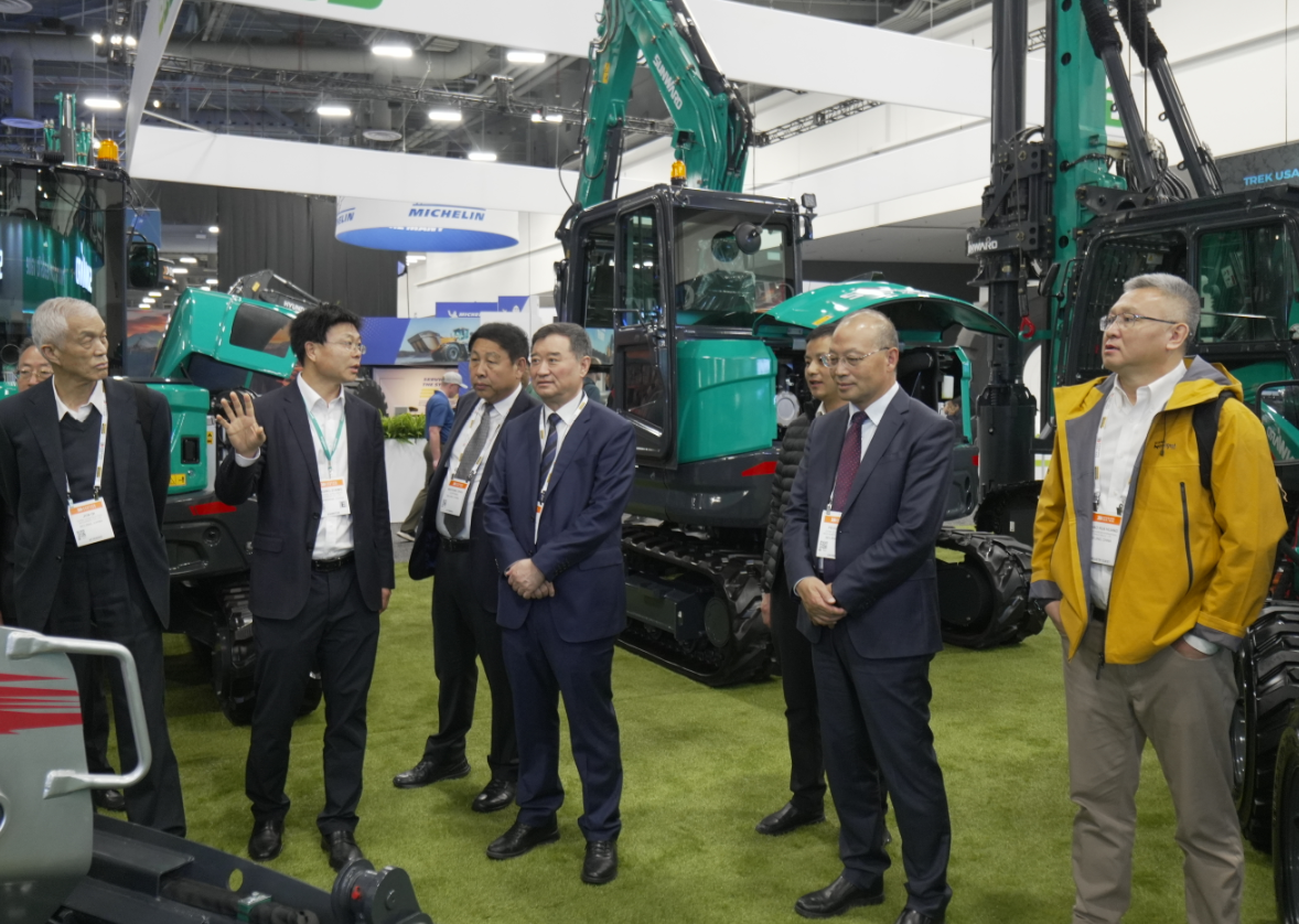 2026美国拉展 | 中国工程机械工业协会会长苏子孟一行到访j9国际集团智能展位
