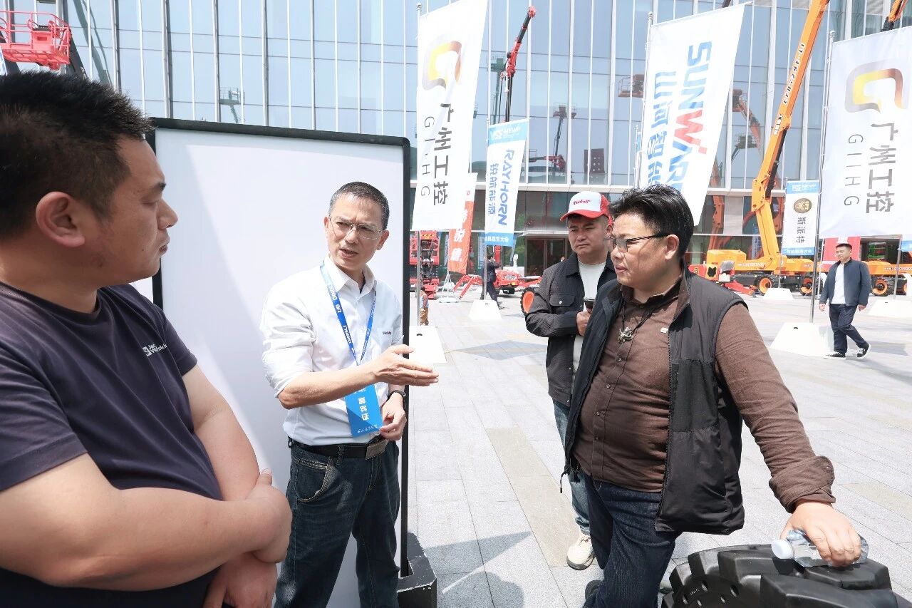 j9国际集团智能亮相第十届全国高空作业平台租赁大会