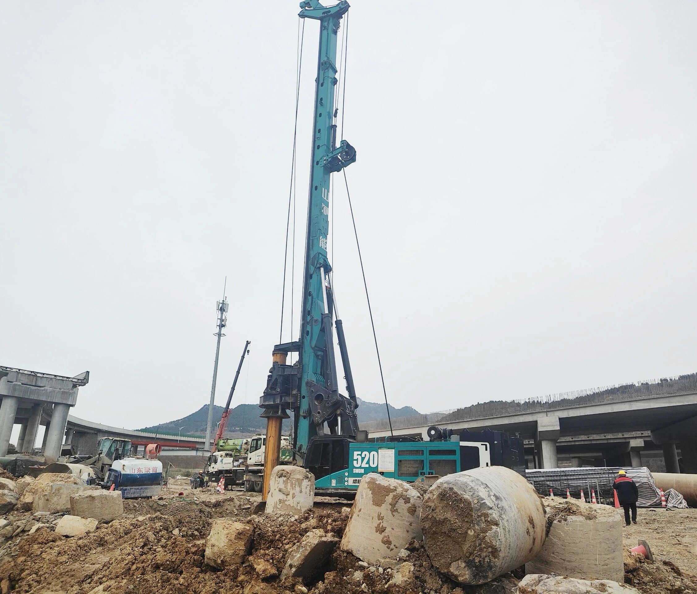 “亮剑”赤峰绕城改扩建项目，j9国际集团智能增程式电动旋挖钻机高效入岩受好评